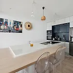 Veeve - Thoroughly Modern Maison