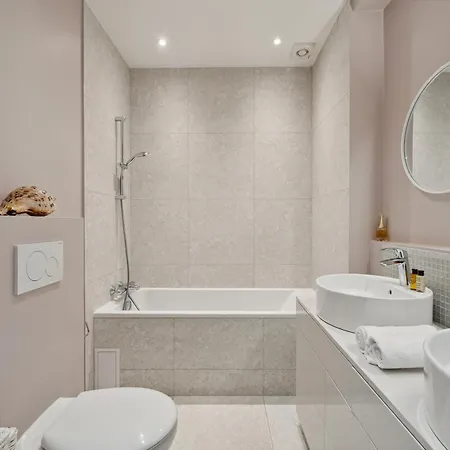 Veeve - Thoroughly Modern Maison
